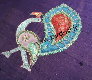 Paon brodé au crochet Aari avec perles et paillettes